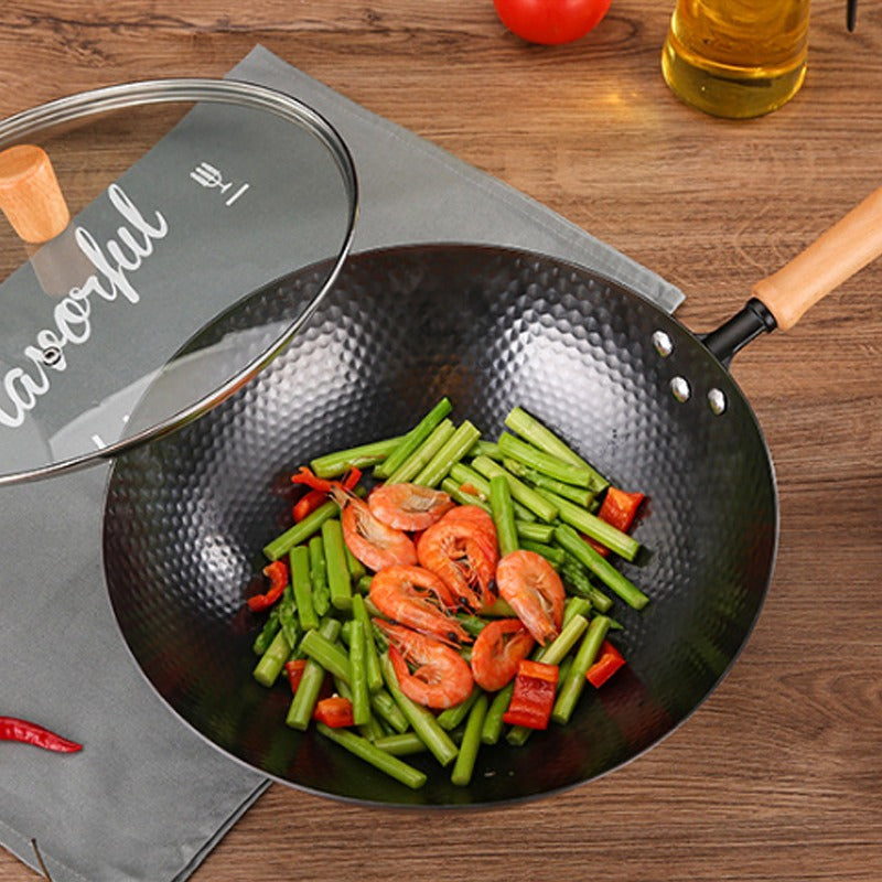 Le Kumichi wok van koolstofstaal met gehamerде textuur close-up