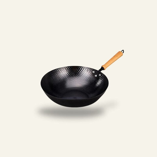 Le Kumichi gehamerde koolstofstaal wok vooraanzicht met ronde bodem