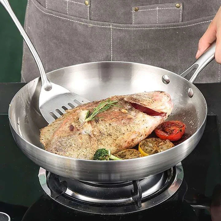 Le Shari rvs koekenpan 28 cm – detail van de geribbelde roestvrijstalen steel