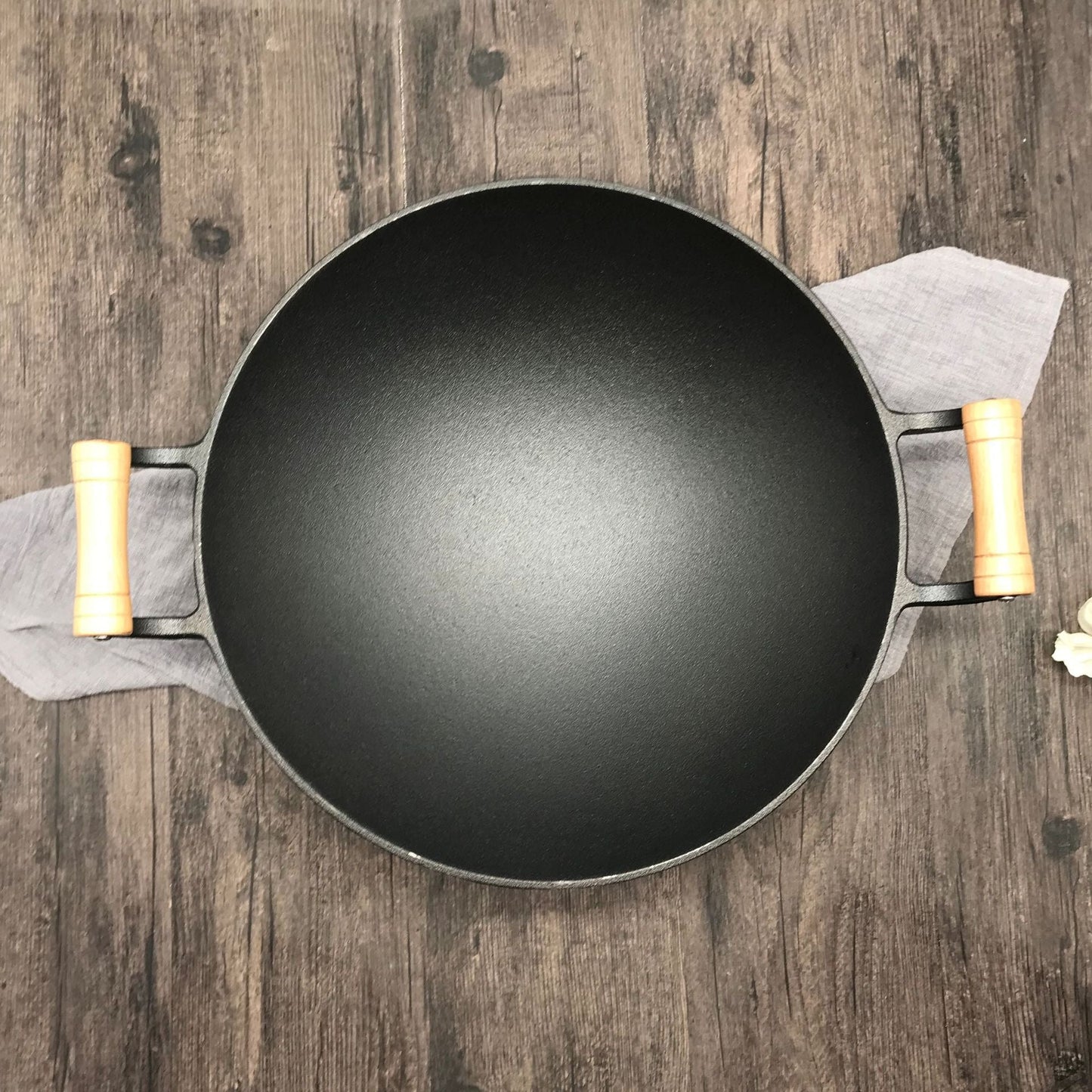 Le Jangsan getijzeren wok 36 cm bovenaanzicht ingeblikte binnenzijde