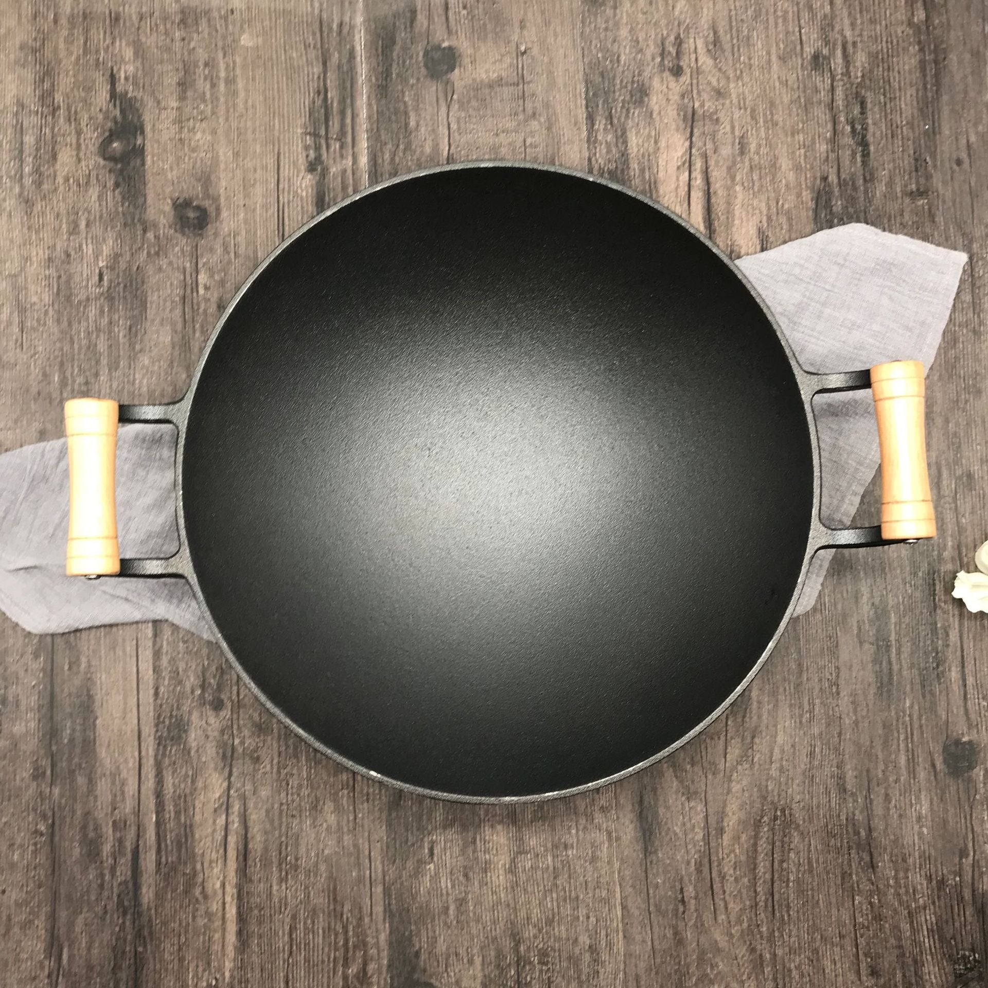 Le Jangsan getijzeren wok 36 cm bovenaanzicht ingeblikte binnenzijde