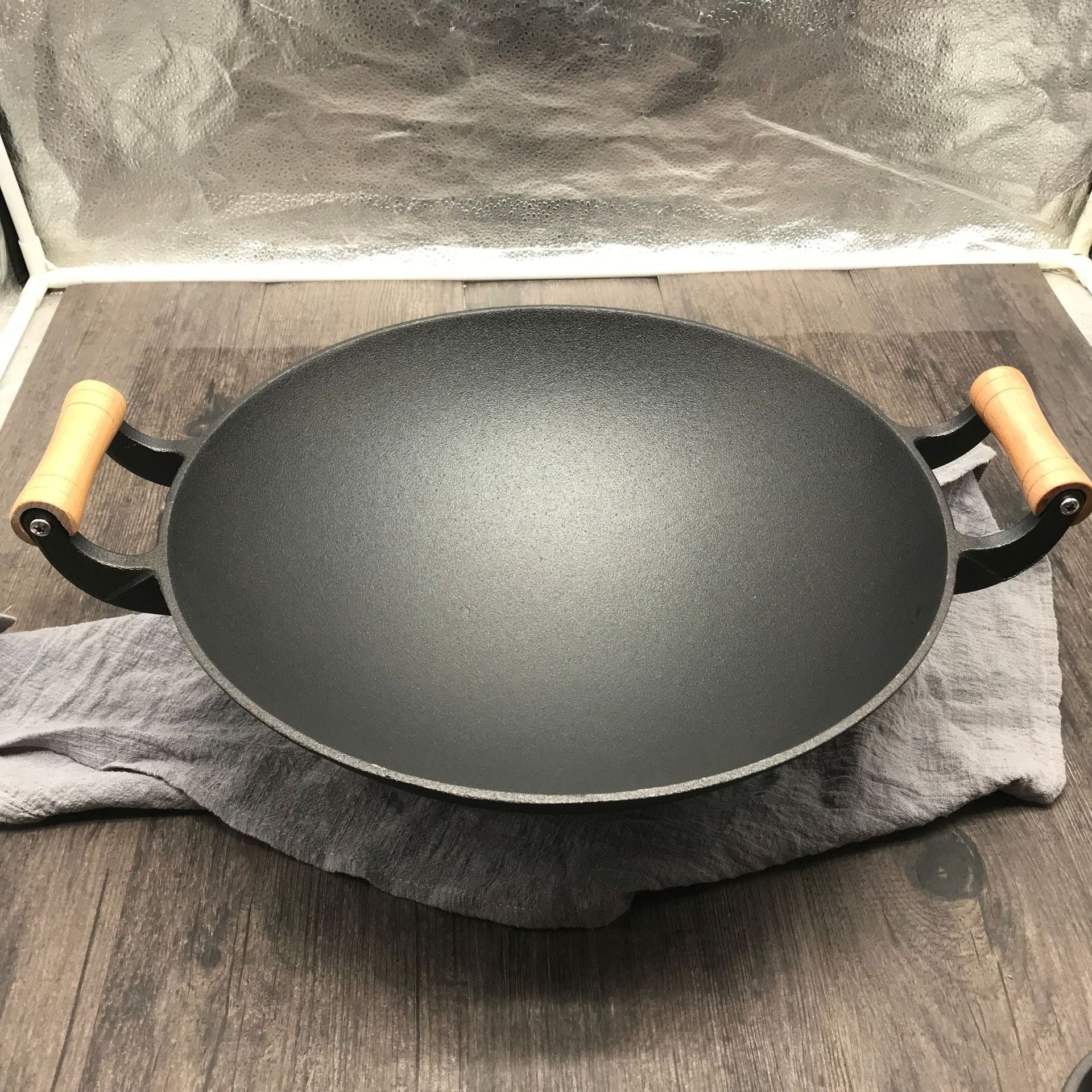 Le Jangsan getijzeren wok 36 cm verpakking en meegeleverde accessoires