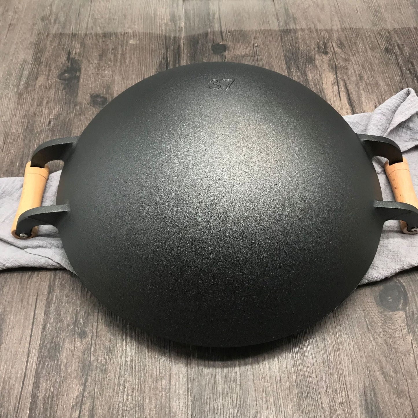 Le Jangsan getijzeren wok 36 cm detailopname dikke wand en rand