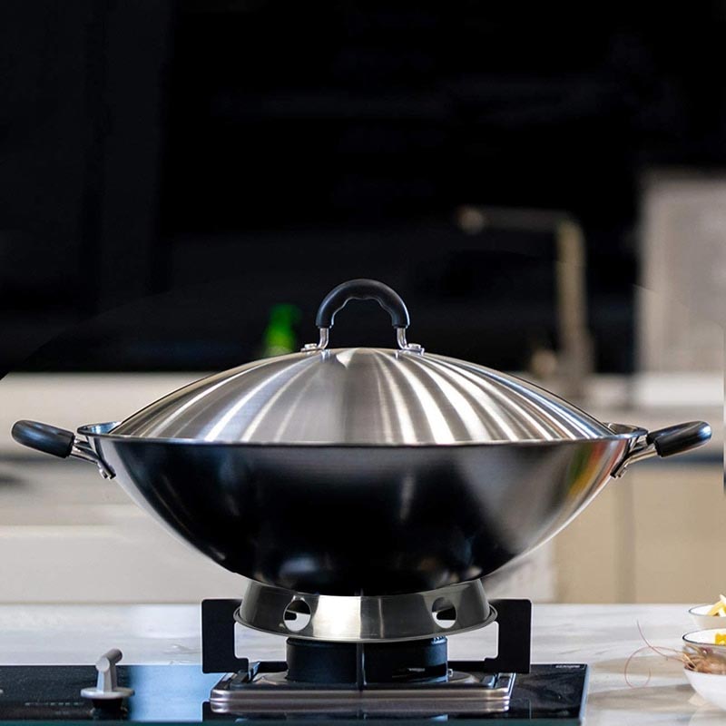 Le Kanori rvs wokring geplaatst op gasbrander tijdens gebruik