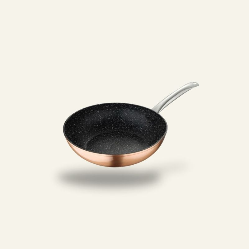 Le Monska koperen keramische wok – vooraanzicht glanzende koperkleur