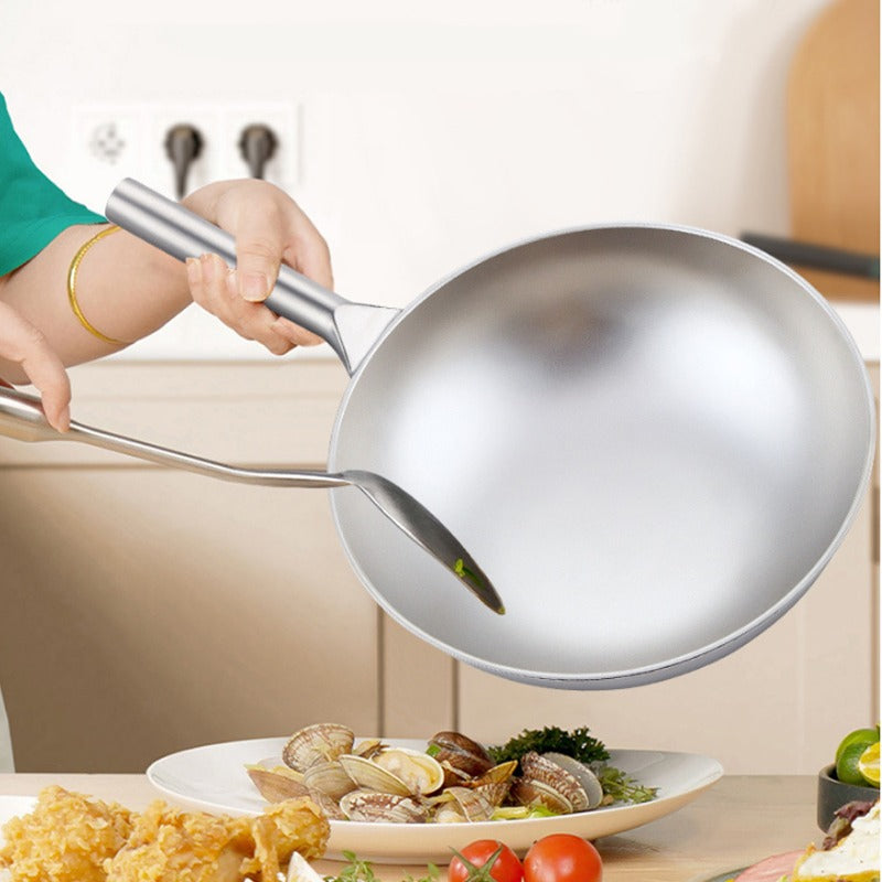 Le Paroka lichte rvs wok in gebruik op een gasfornuis