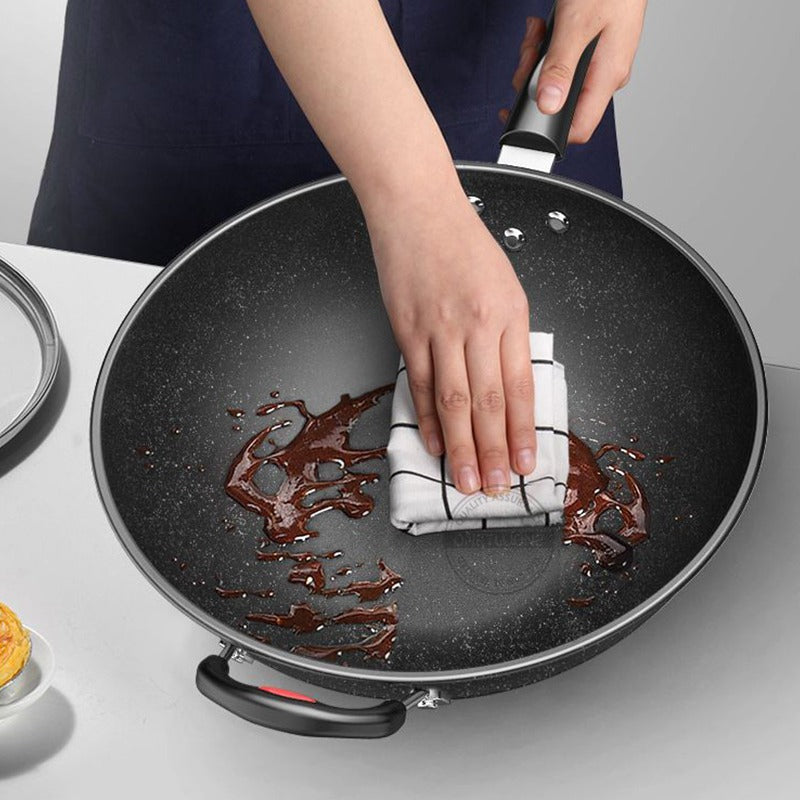 Le Lanska wok zwart koolstofstaal binnenkant coating detail