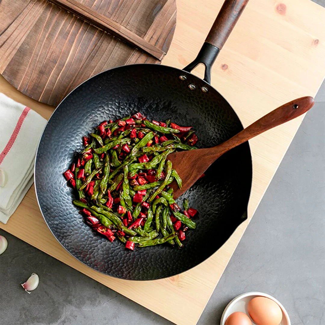 Le Shirane traditionele wok kopen tijdens roerbakken met groenten