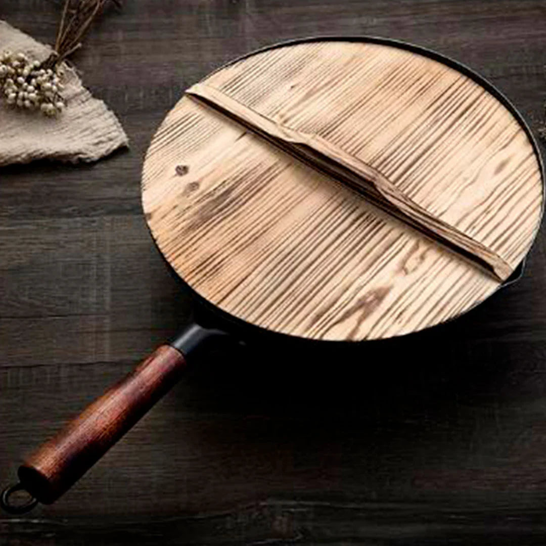 Le Shirane traditionele wok kopen vooraanzicht op houten ondergrond